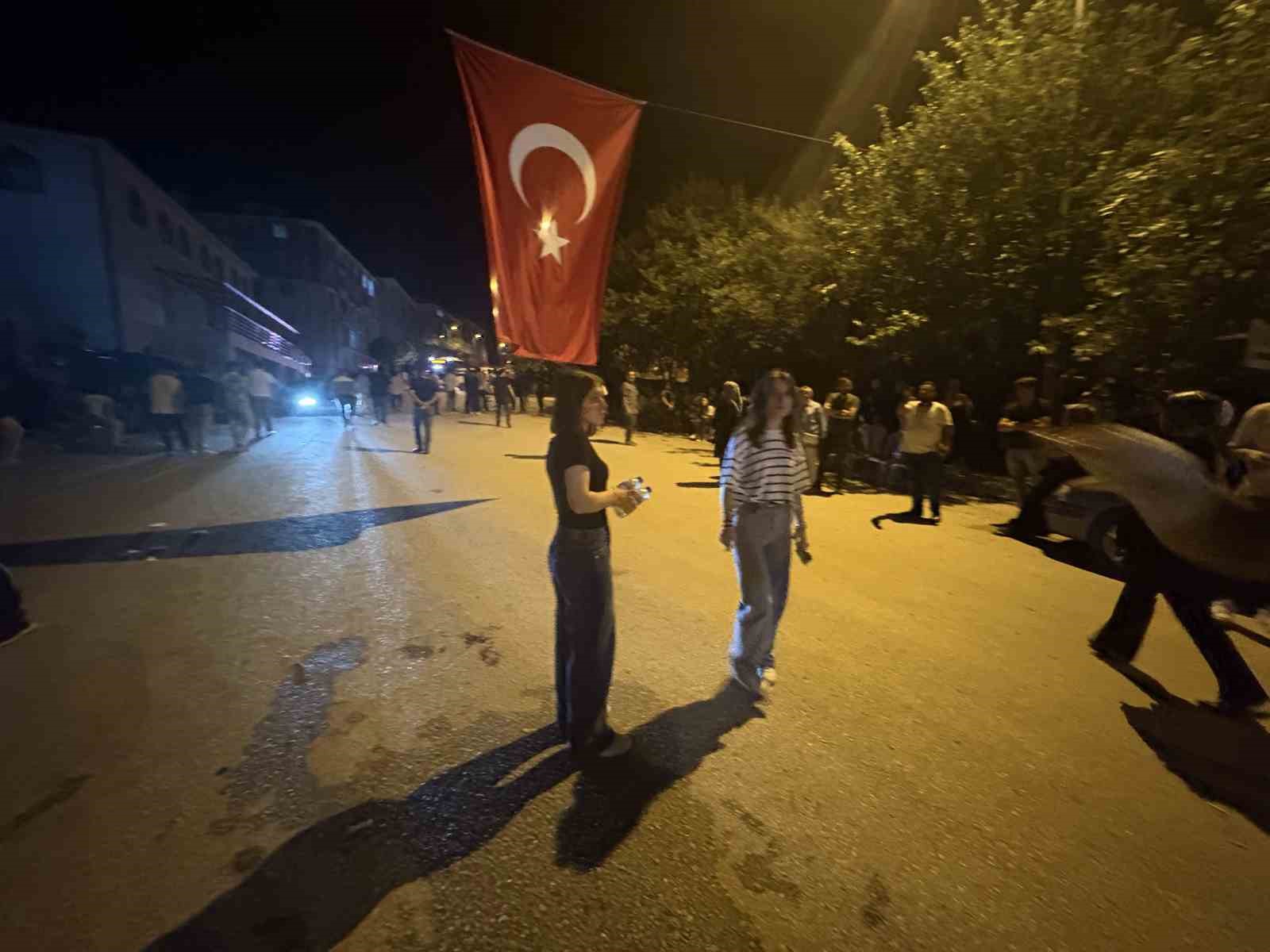 Düşen sis meşalesini almak isteyen çocuk minibüsün altında kaldı
