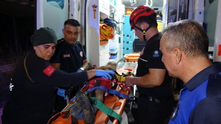 Side Antik Kent’te kuyuya düşen çocuğa nefes kesen kurtarma operasyonu