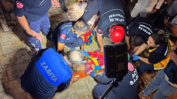 Side Antik Kent’te kuyuya düşen çocuğa nefes kesen kurtarma operasyonu