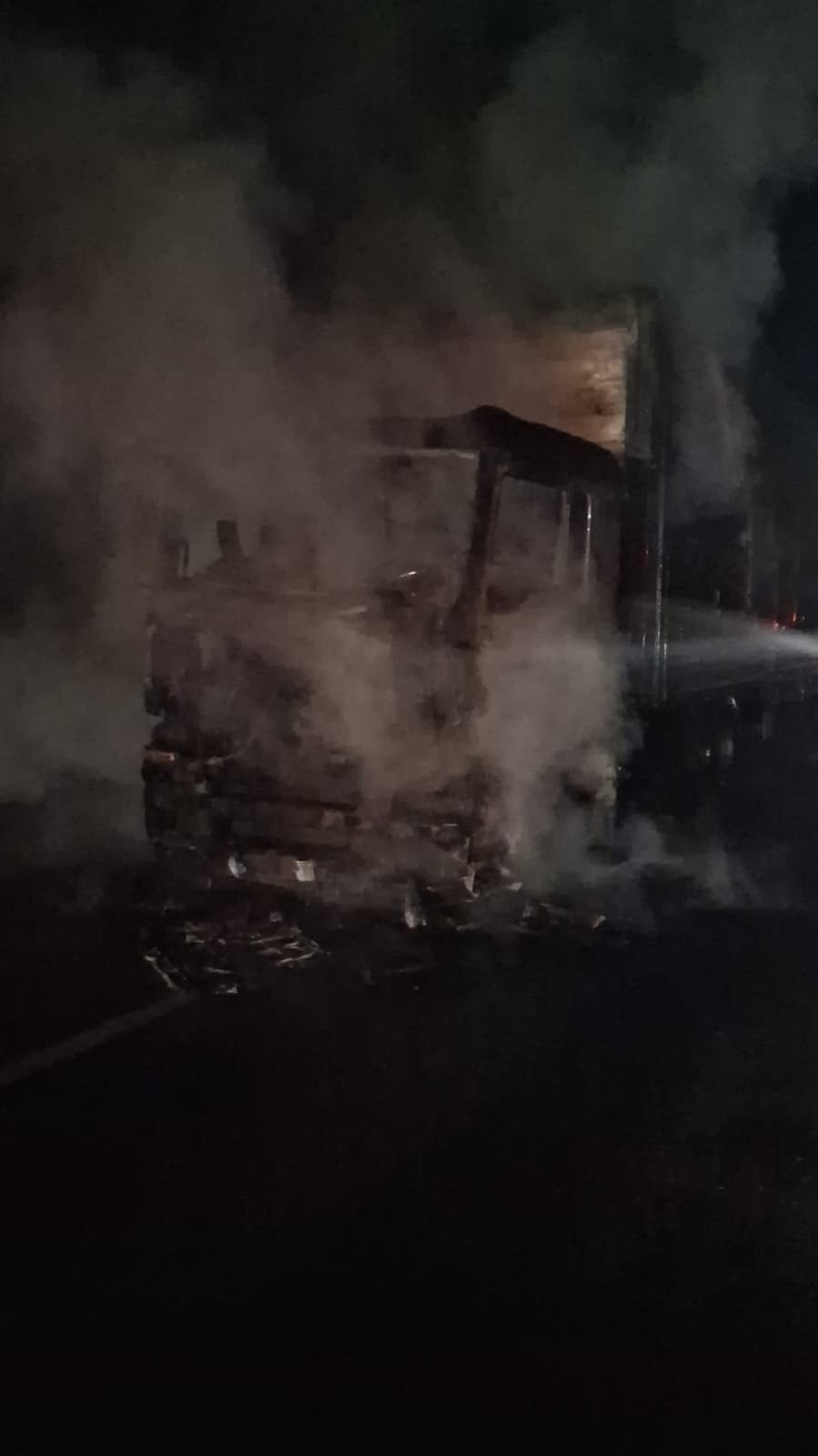 Kilis’te nargile kömürü yüklü tır alevlere teslim oldu