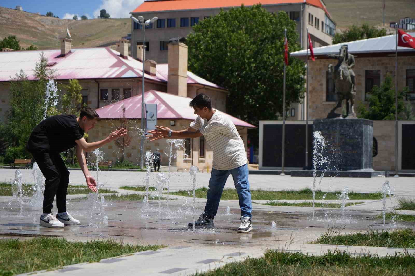 Bayburt’ta kavurucu sıcaklar serinlik arayışını artırdı