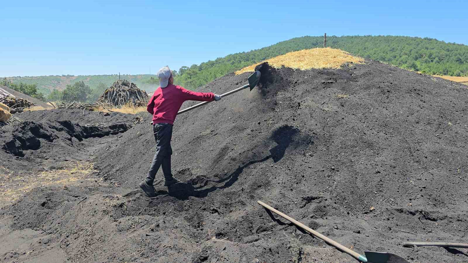 Yozgat’ta duman ve sıcak içinde meşe kömürü mesaisi
