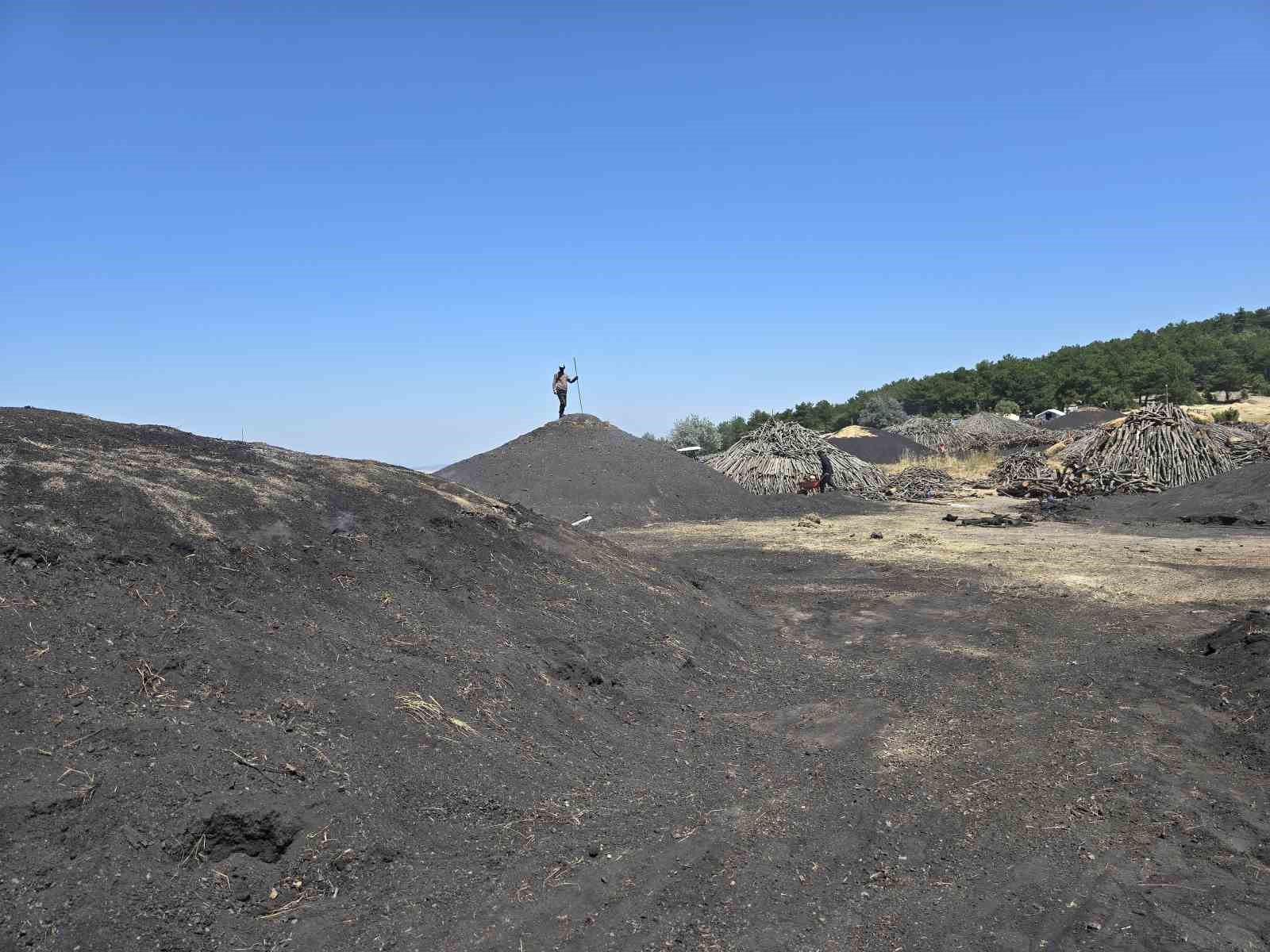 Yozgat’ta duman ve sıcak içinde meşe kömürü mesaisi
