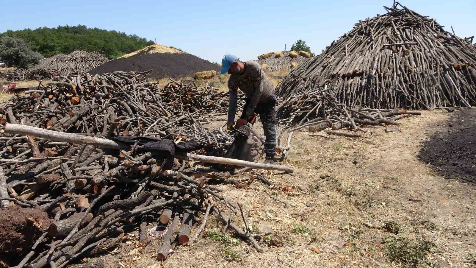 Yozgat’ta duman ve sıcak içinde meşe kömürü mesaisi