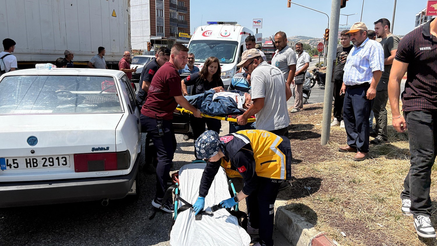 Otomobil ile tır kavşakta çarpıştı: 1 yaralı