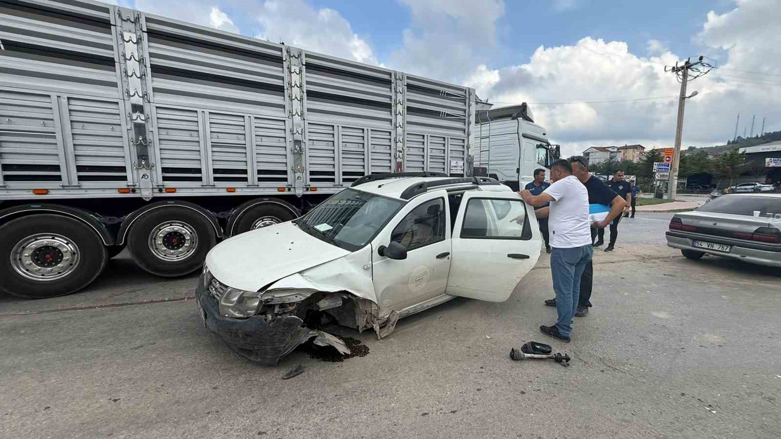 SUV ile otomobil çarpıştı: Kaza anı güvenlik kamerasına yansıdı