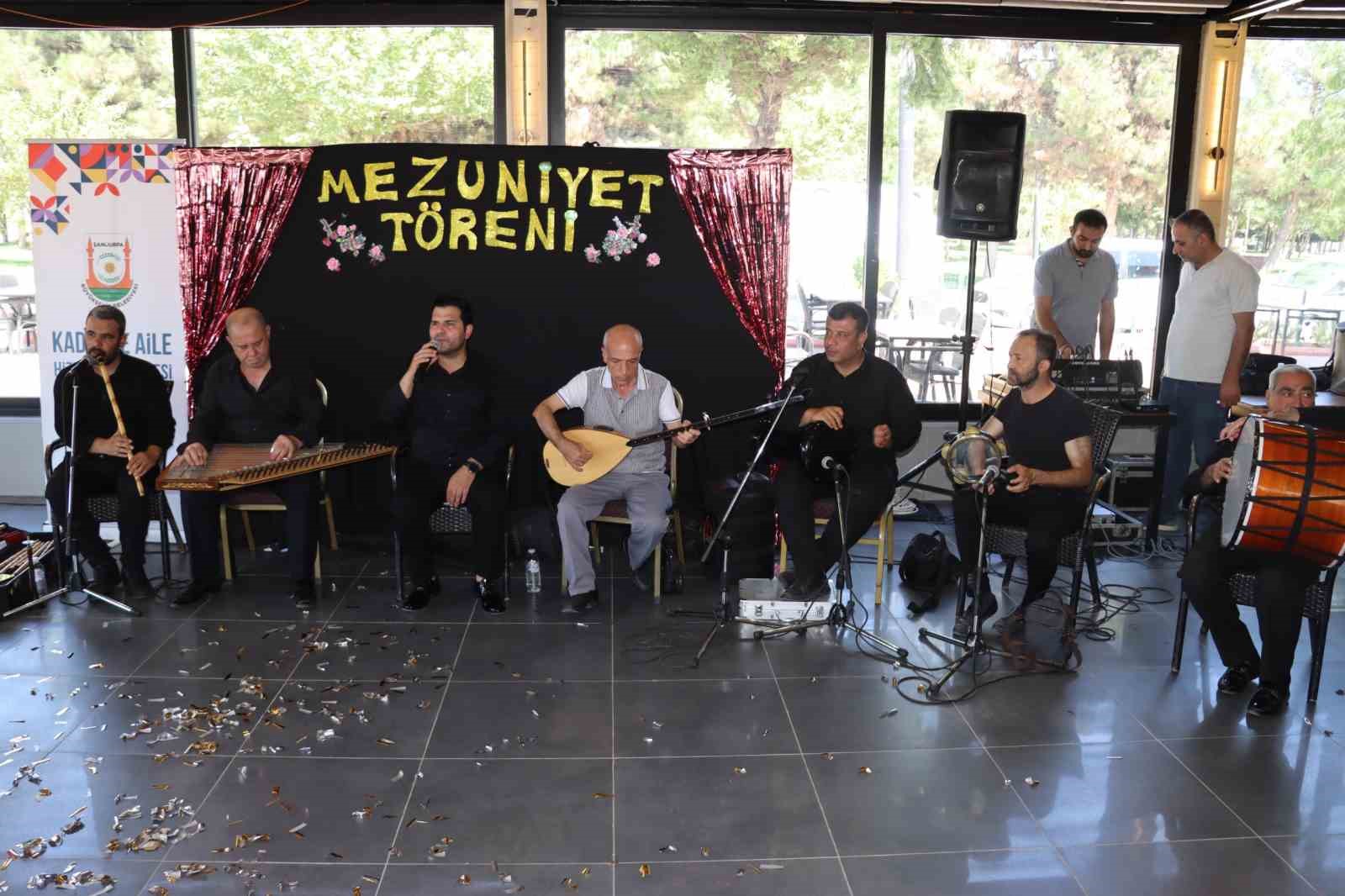 Okuma yazma öğrenen anneler mezuniyet sevinci yaşadı