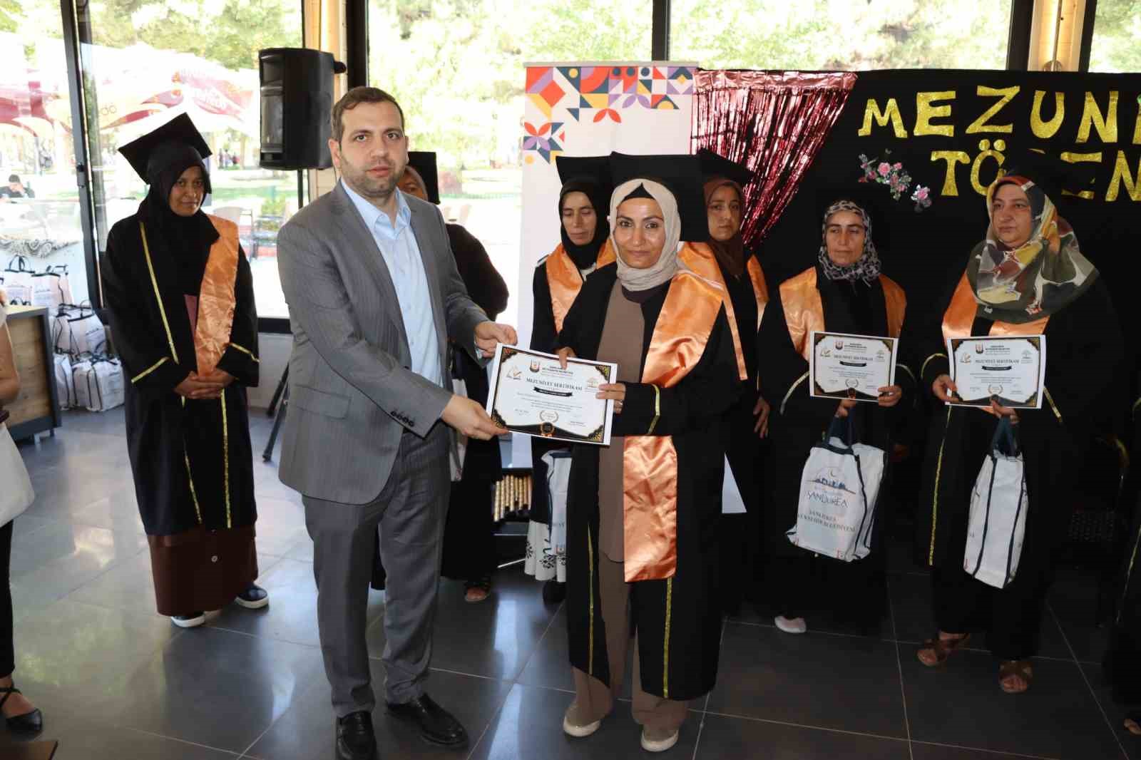 Okuma yazma öğrenen anneler mezuniyet sevinci yaşadı