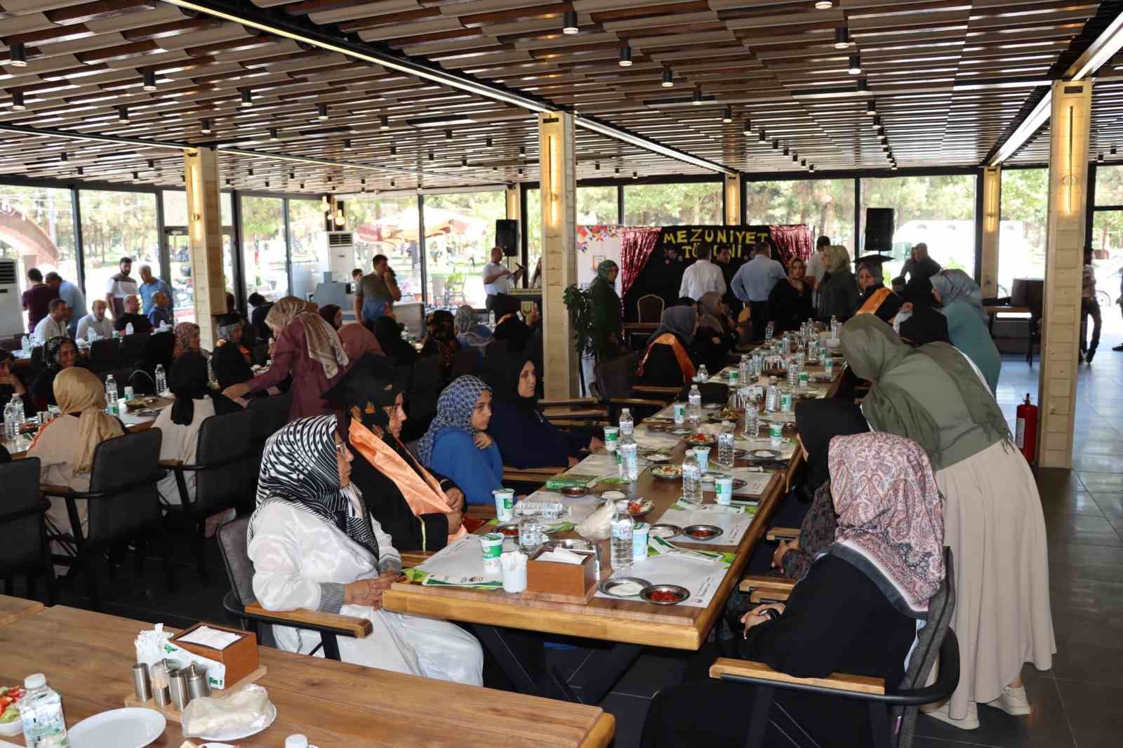 Okuma yazma öğrenen anneler mezuniyet sevinci yaşadı