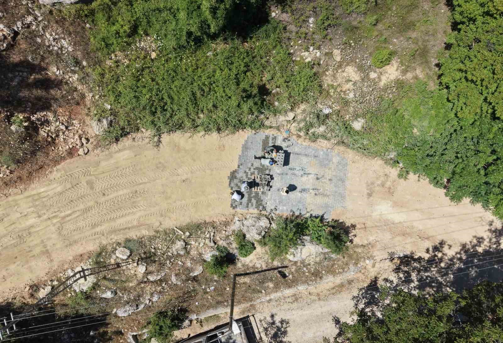 Tarsus’ta kırsal mahallelerin yolları parkeyle yenileniyor