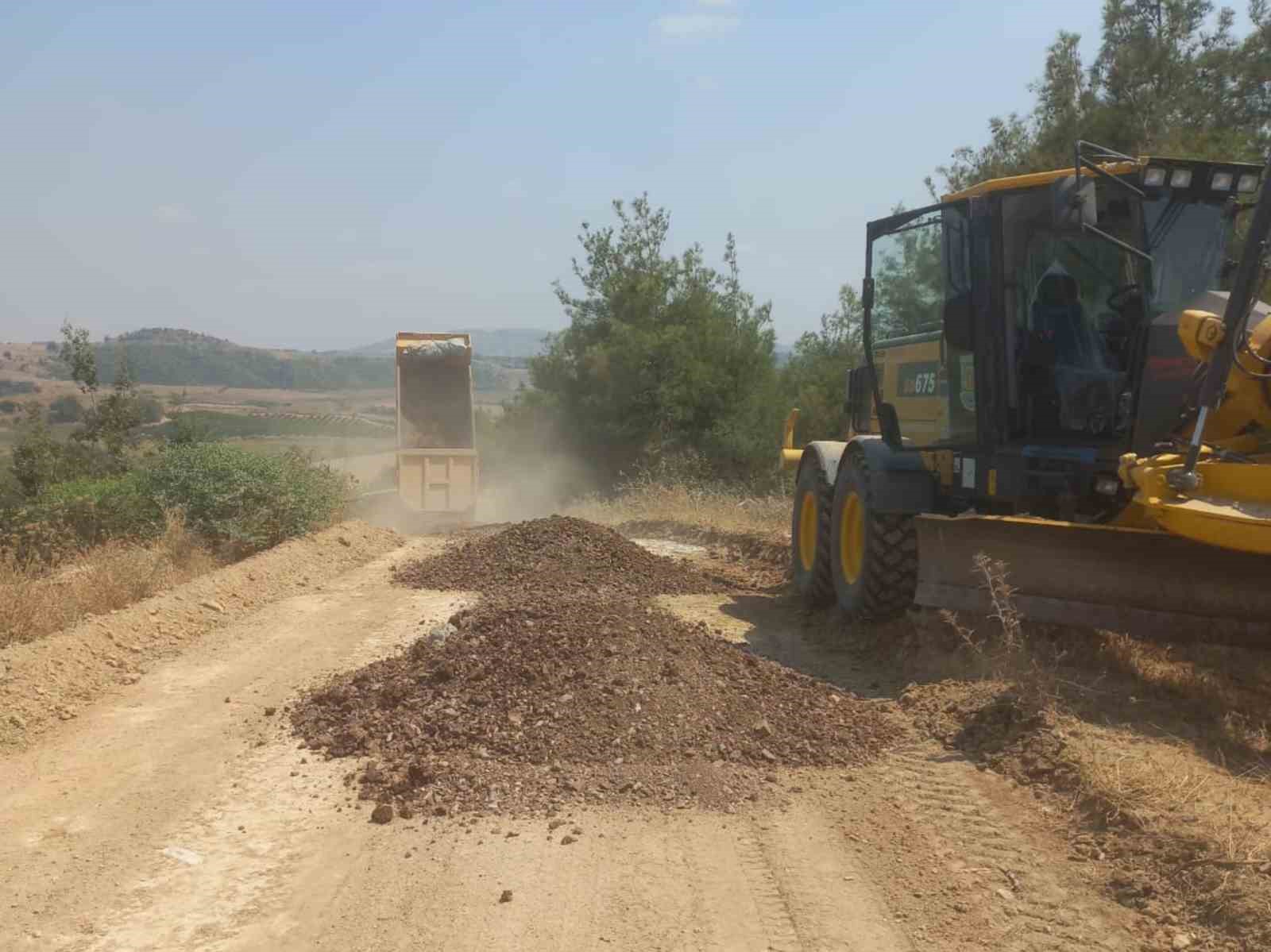 Tarsus’ta kırsal mahallelerde yol çalışmaları sürüyor