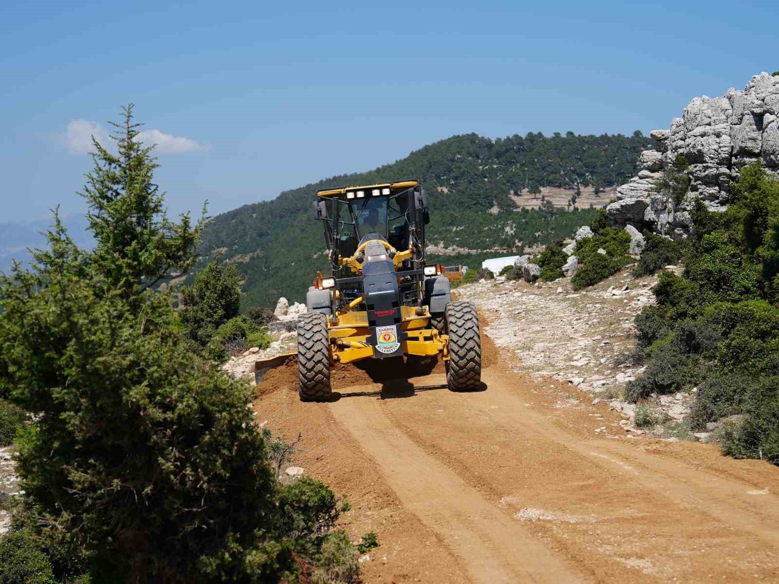 Tarsus’ta kırsal mahallelerde yol çalışmaları sürüyor