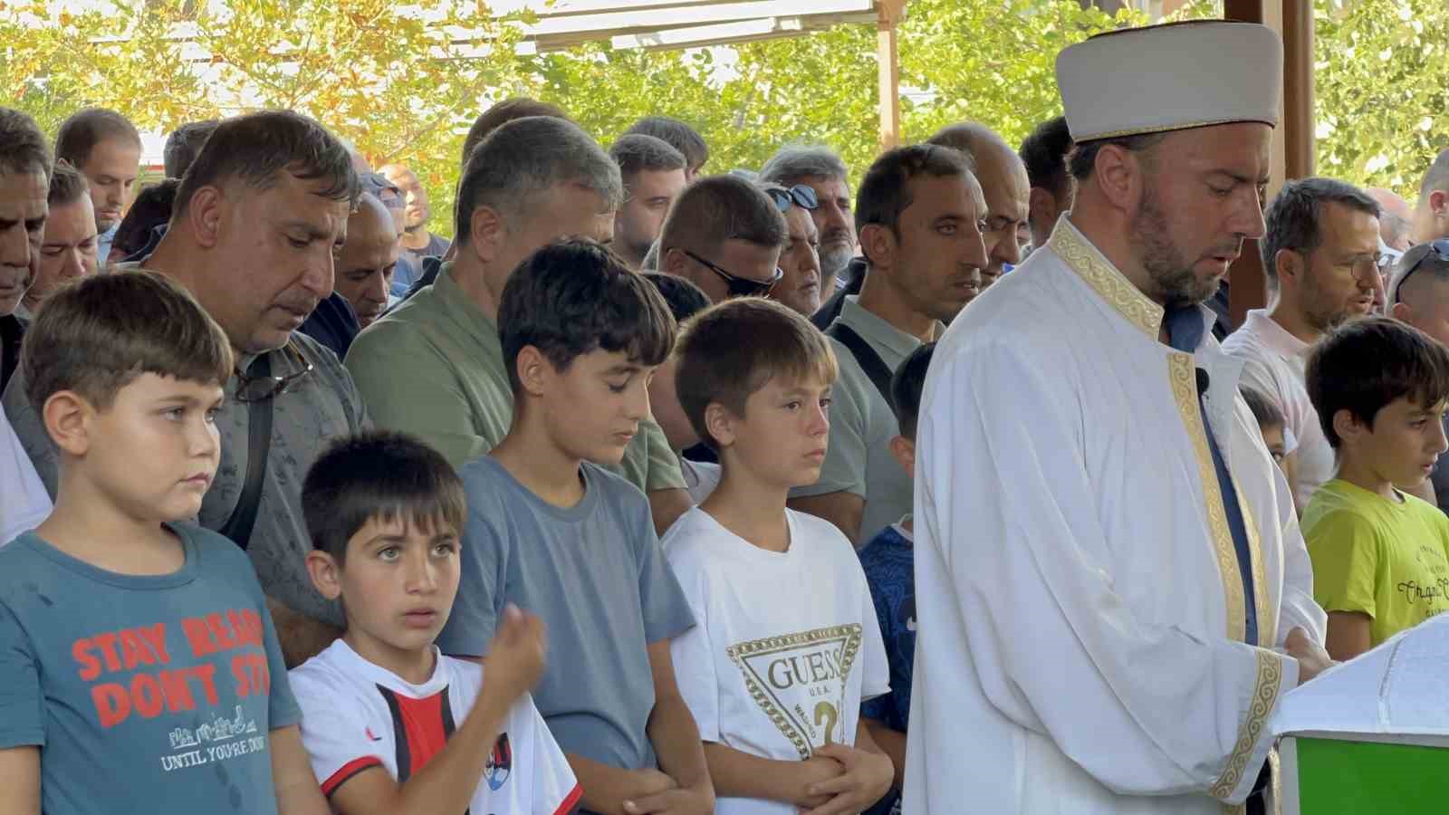 Böcek ilacından zehirlenerek öldüğü iddia edilen Yusuf Talha son yolculuğuna uğurlandı