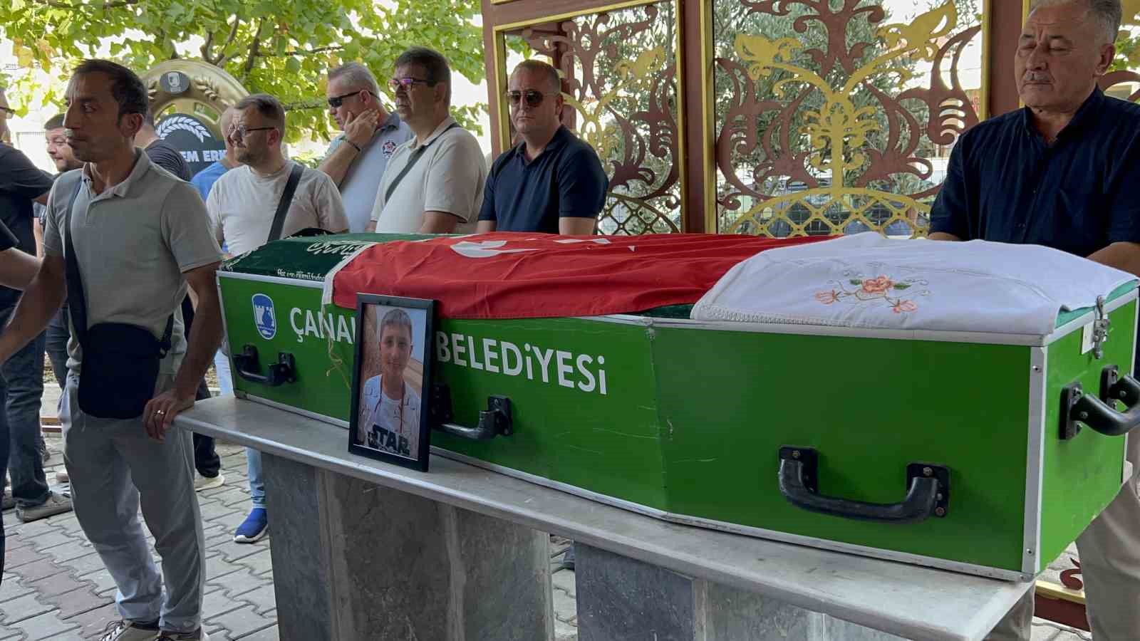 Böcek ilacından zehirlenerek öldüğü iddia edilen Yusuf Talha son yolculuğuna uğurlandı