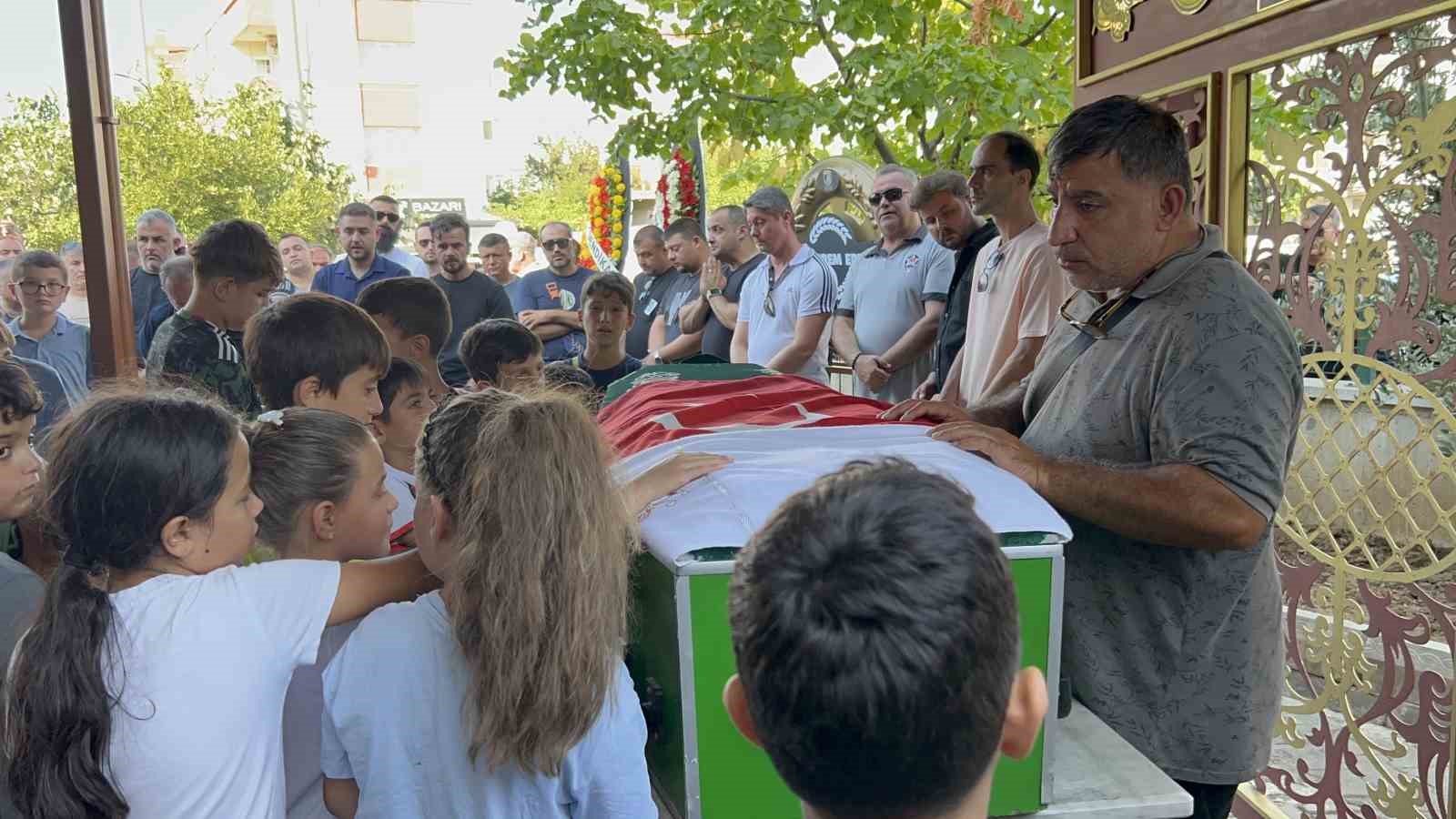 Böcek ilacından zehirlenerek öldüğü iddia edilen Yusuf Talha son yolculuğuna uğurlandı