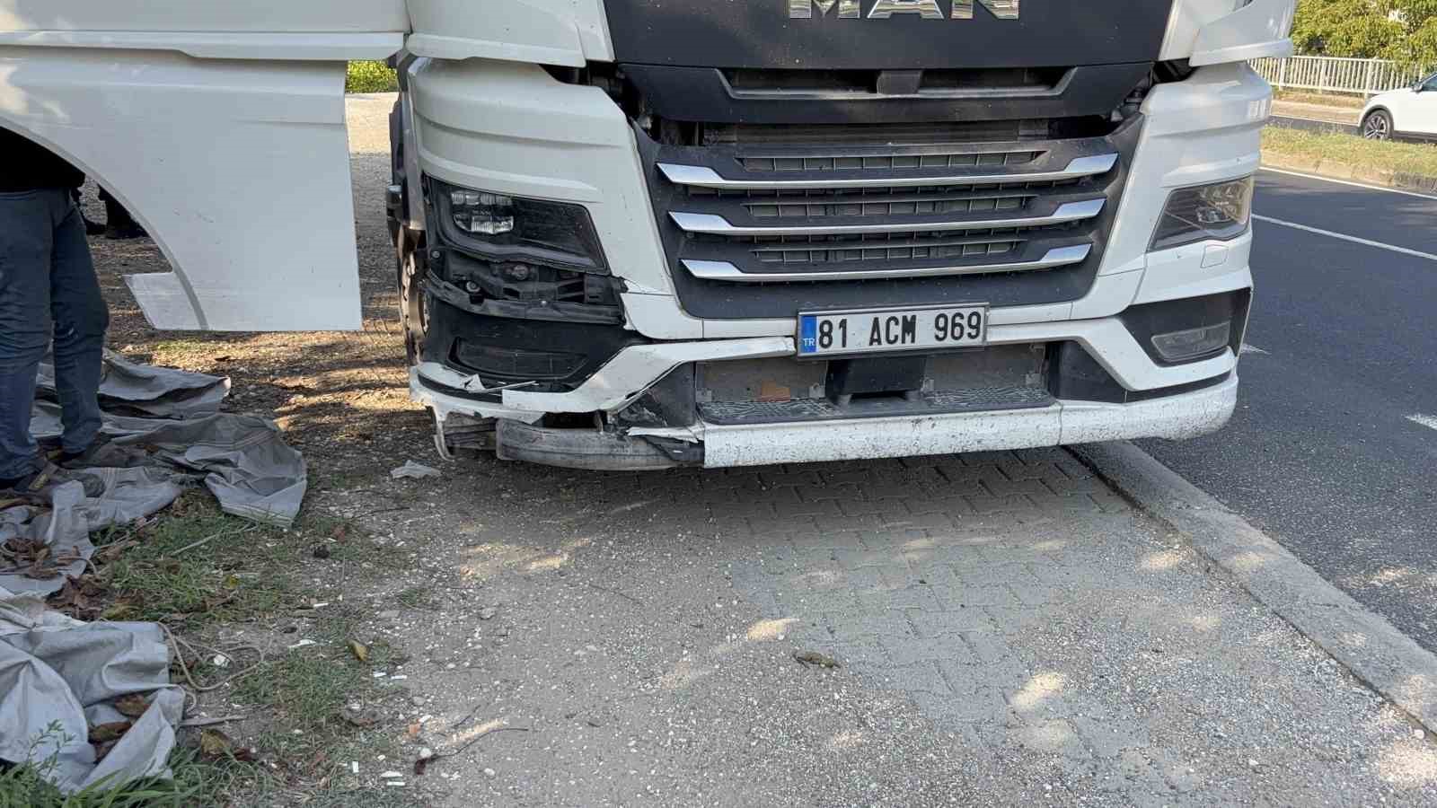 Tırla çarpışan otomobil takla attı: 4 yaralı