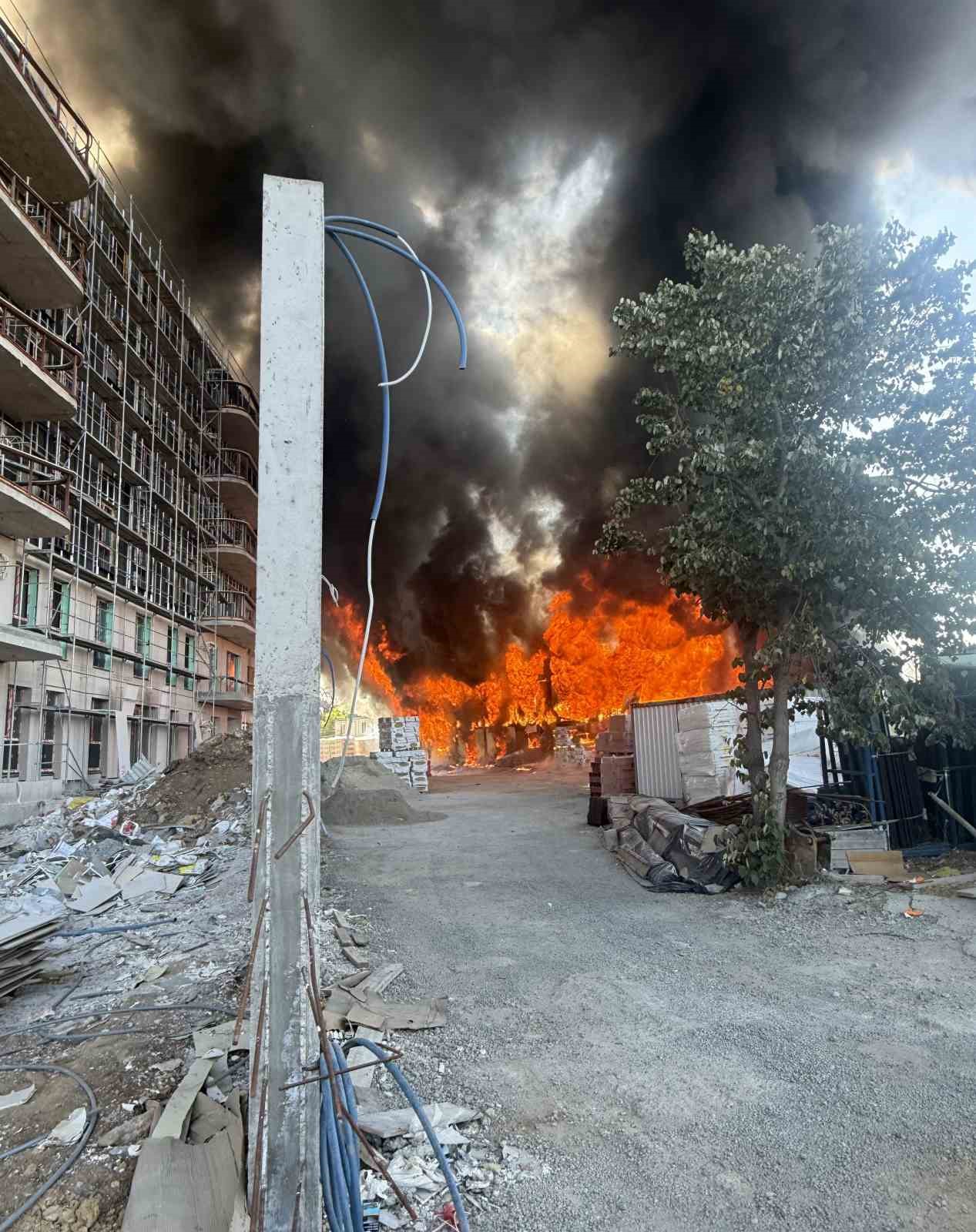 Tuzla’da 2 katlı işçi konteynerleri alevlere teslim oldu