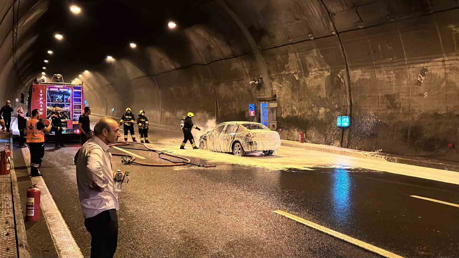 Bolu Dağı Tüneli’nde otomobil alev topuna döndü: Trafik kilitlendi