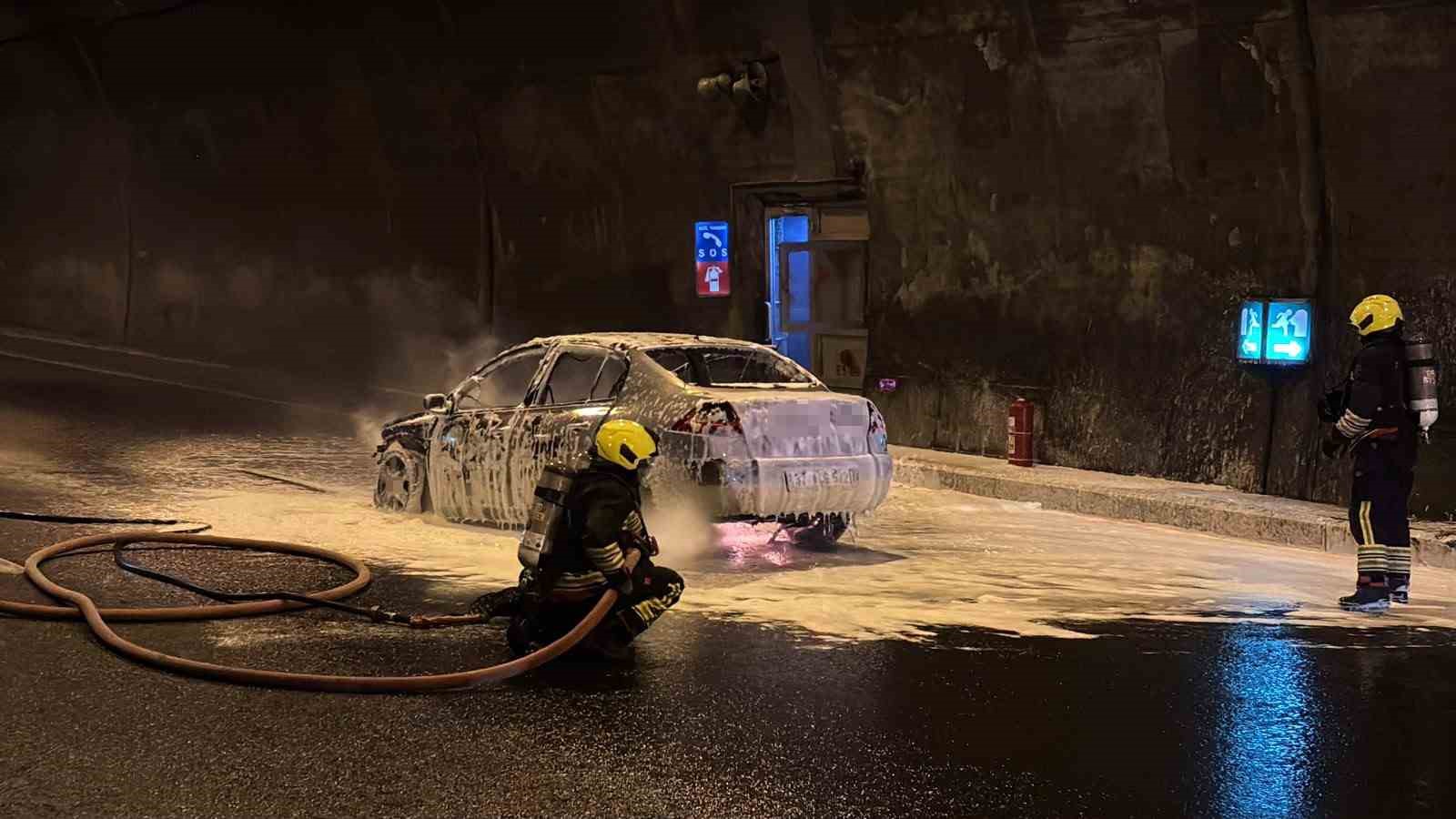 Bolu Dağı Tüneli’nde otomobil alev topuna döndü: Trafik kilitlendi