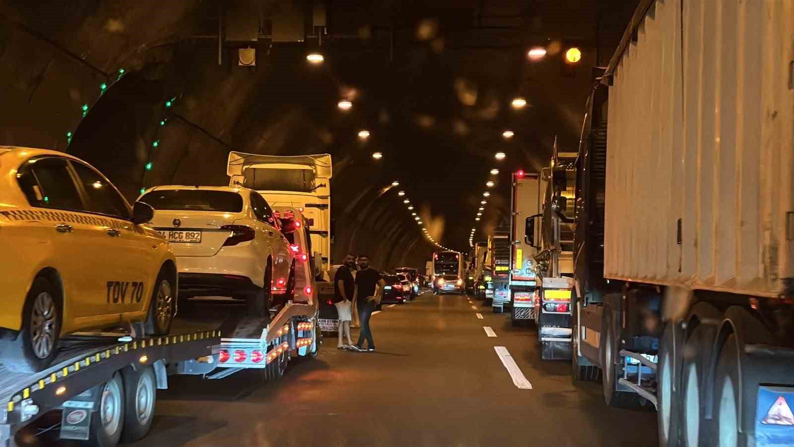 Bolu Dağı Tüneli’nde otomobil alev topuna döndü: Trafik kilitlendi