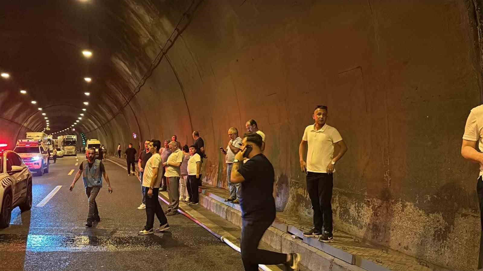 Bolu Dağı Tüneli’nde otomobil alev topuna döndü: Trafik kilitlendi