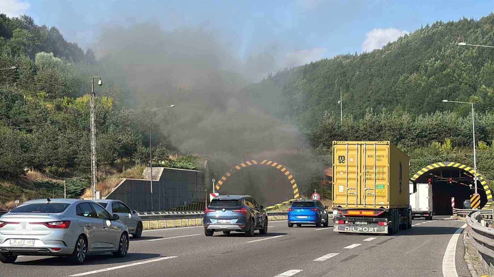Bolu Dağı Tüneli’nde otomobil alev topuna döndü: Trafik kilitlendi