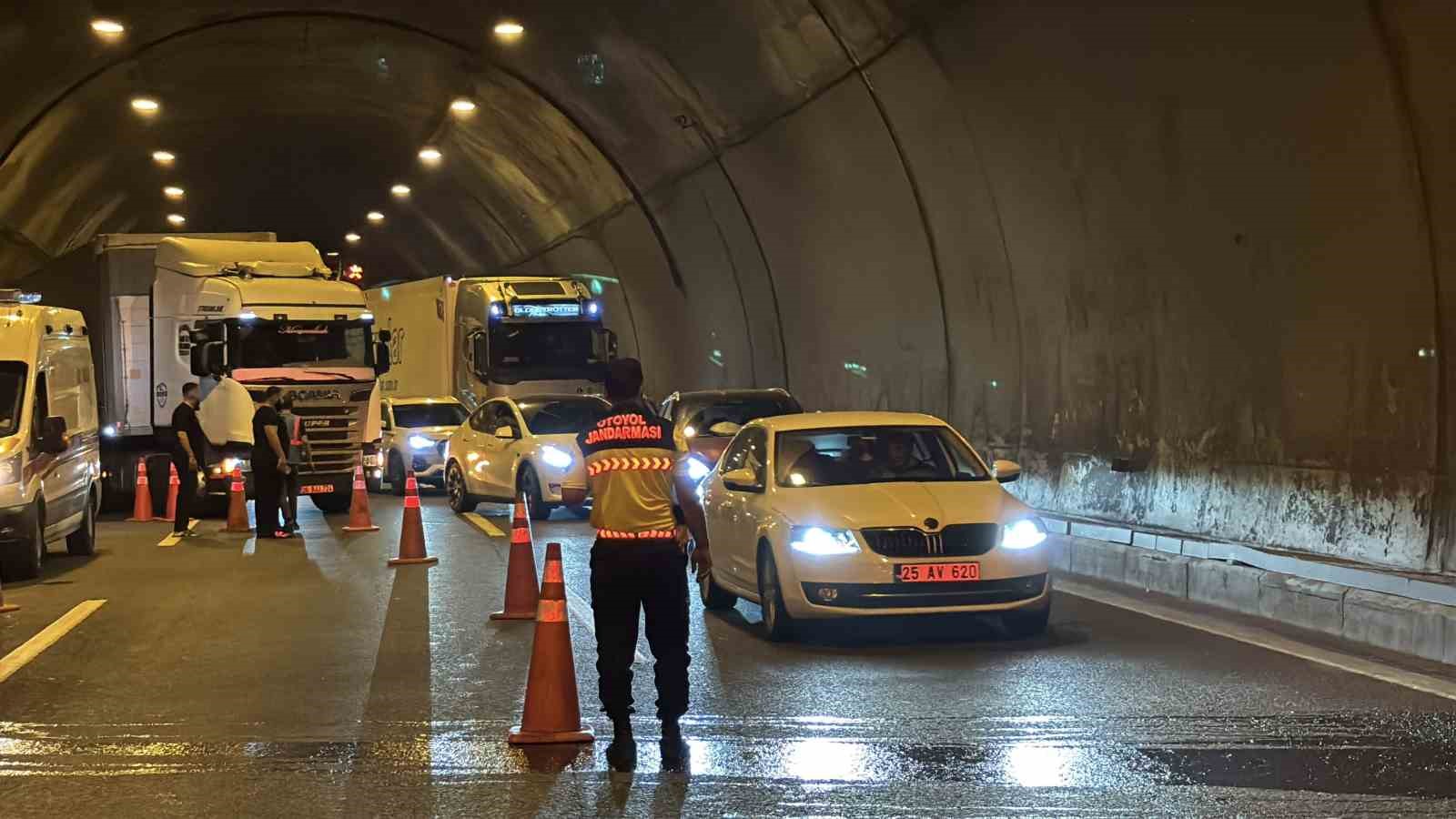 Bolu Dağı Tüneli’nde otomobil alev topuna döndü: Trafik kilitlendi