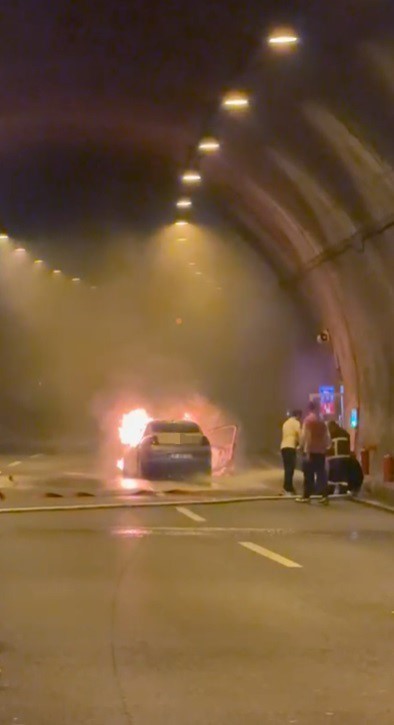 Bolu Dağı Tüneli’nde otomobil alev topuna döndü: Trafik kilitlendi