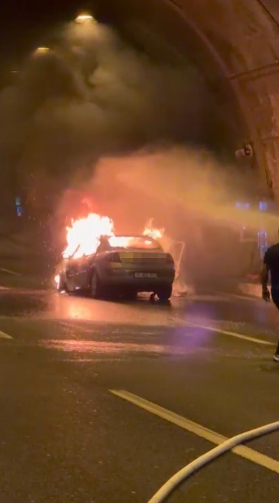 Bolu Dağı Tüneli’nde otomobil alev topuna döndü: Trafik kilitlendi