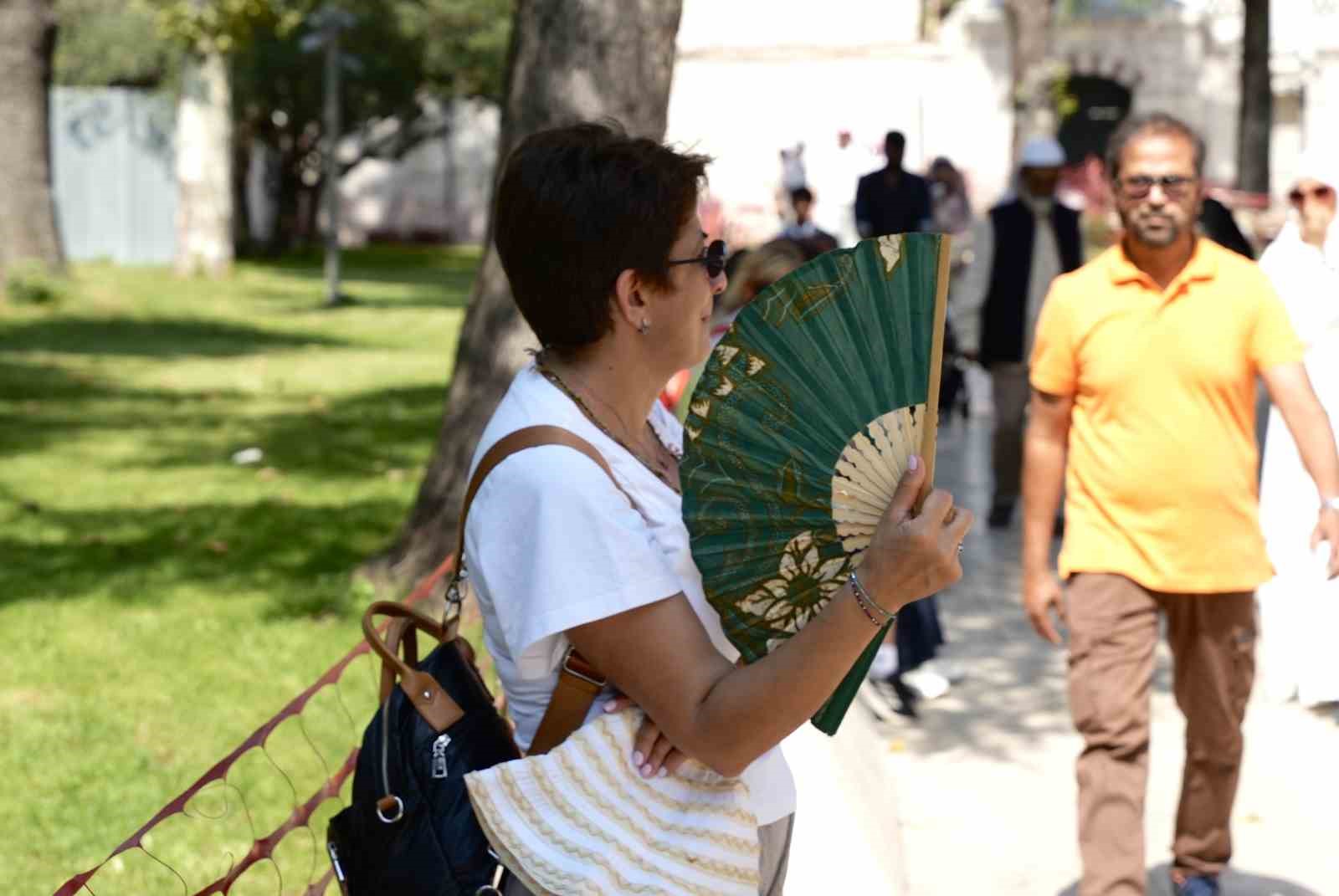 İstanbul’da sıcak hava ve nem bunalttı: Kireçburnu Sahili Antalya plajlarını aratmadı