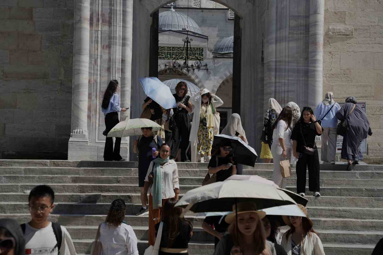İstanbul’da sıcak hava ve nem bunalttı: Kireçburnu Sahili Antalya plajlarını aratmadı