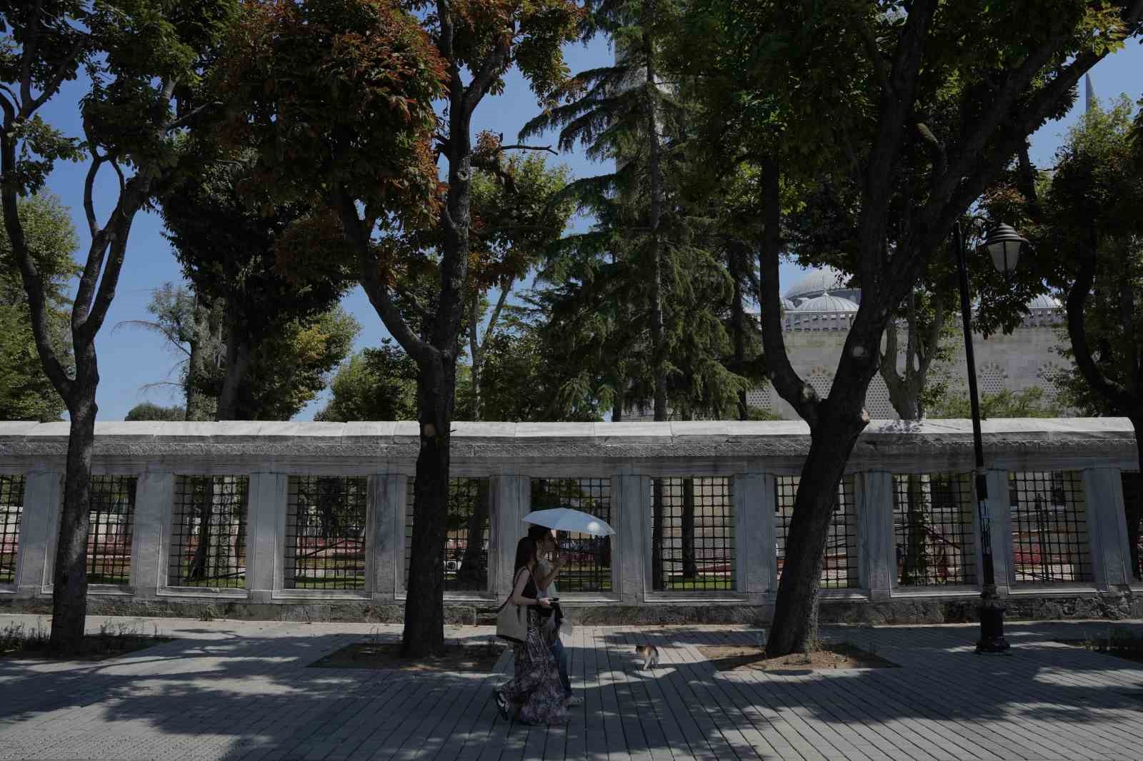 İstanbul’da sıcak hava ve nem bunalttı: Kireçburnu Sahili Antalya plajlarını aratmadı