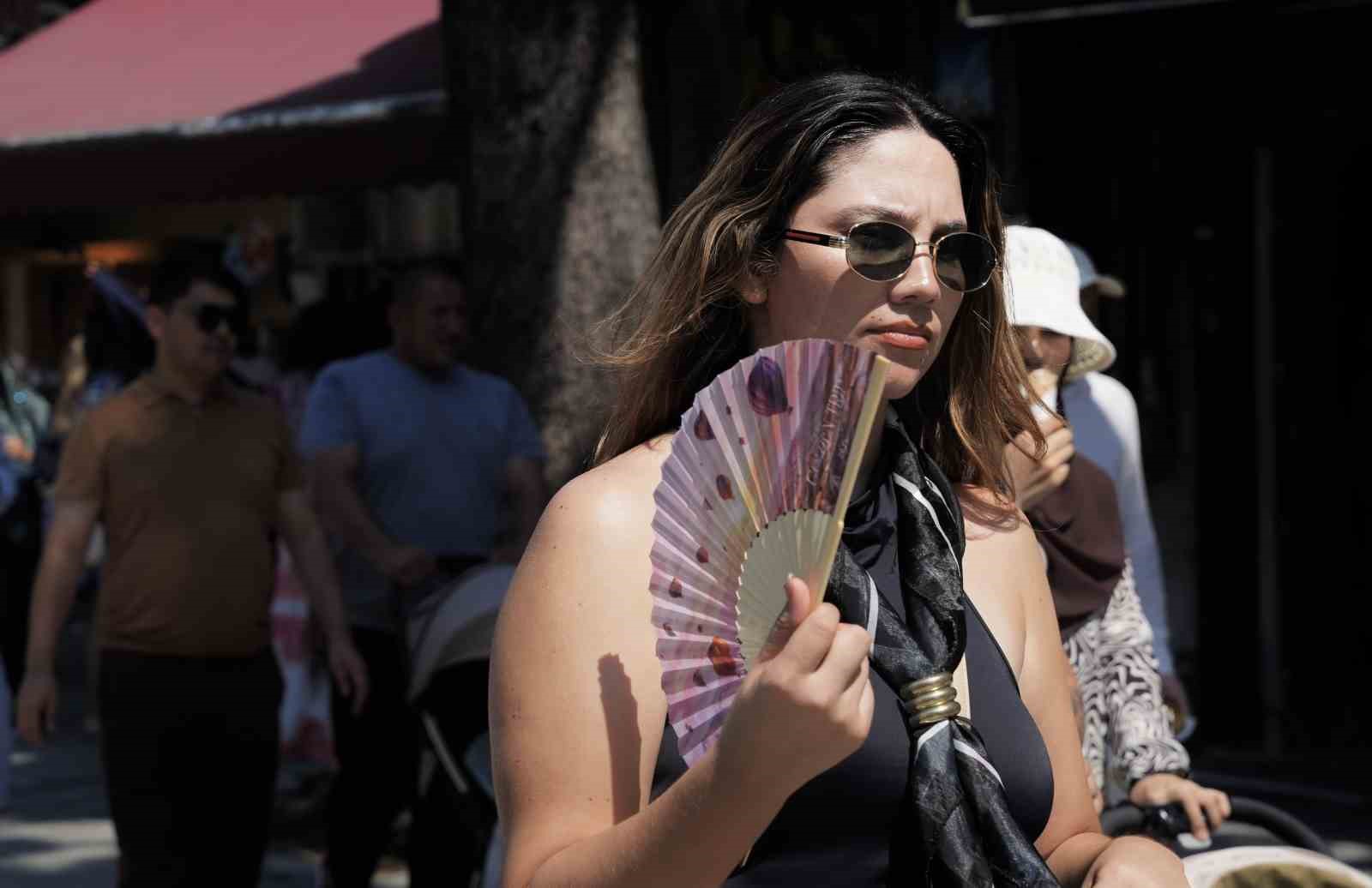 İstanbul’da sıcak hava ve nem bunalttı: Kireçburnu Sahili Antalya plajlarını aratmadı