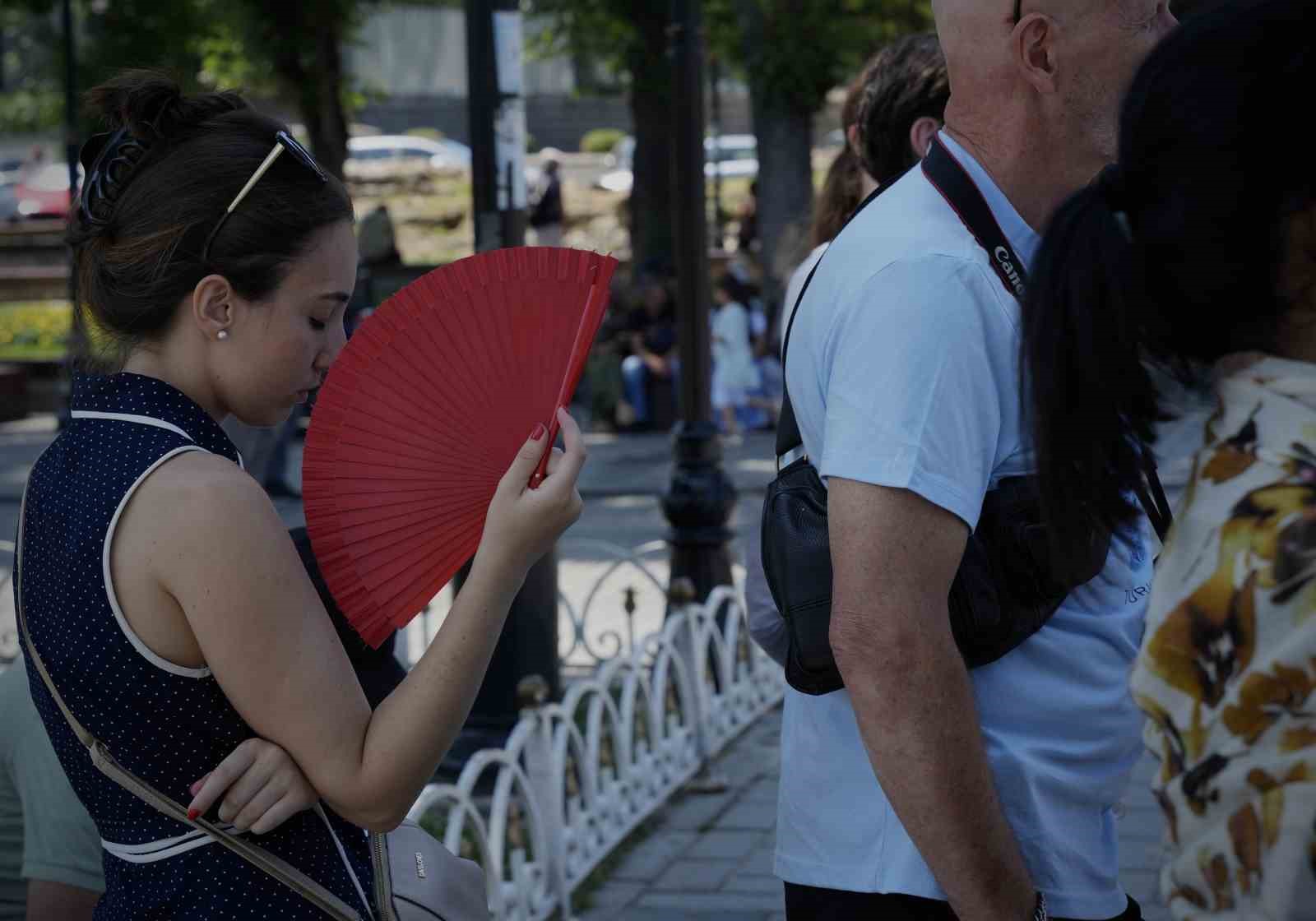 İstanbul’da sıcak hava ve nem bunalttı: Kireçburnu Sahili Antalya plajlarını aratmadı