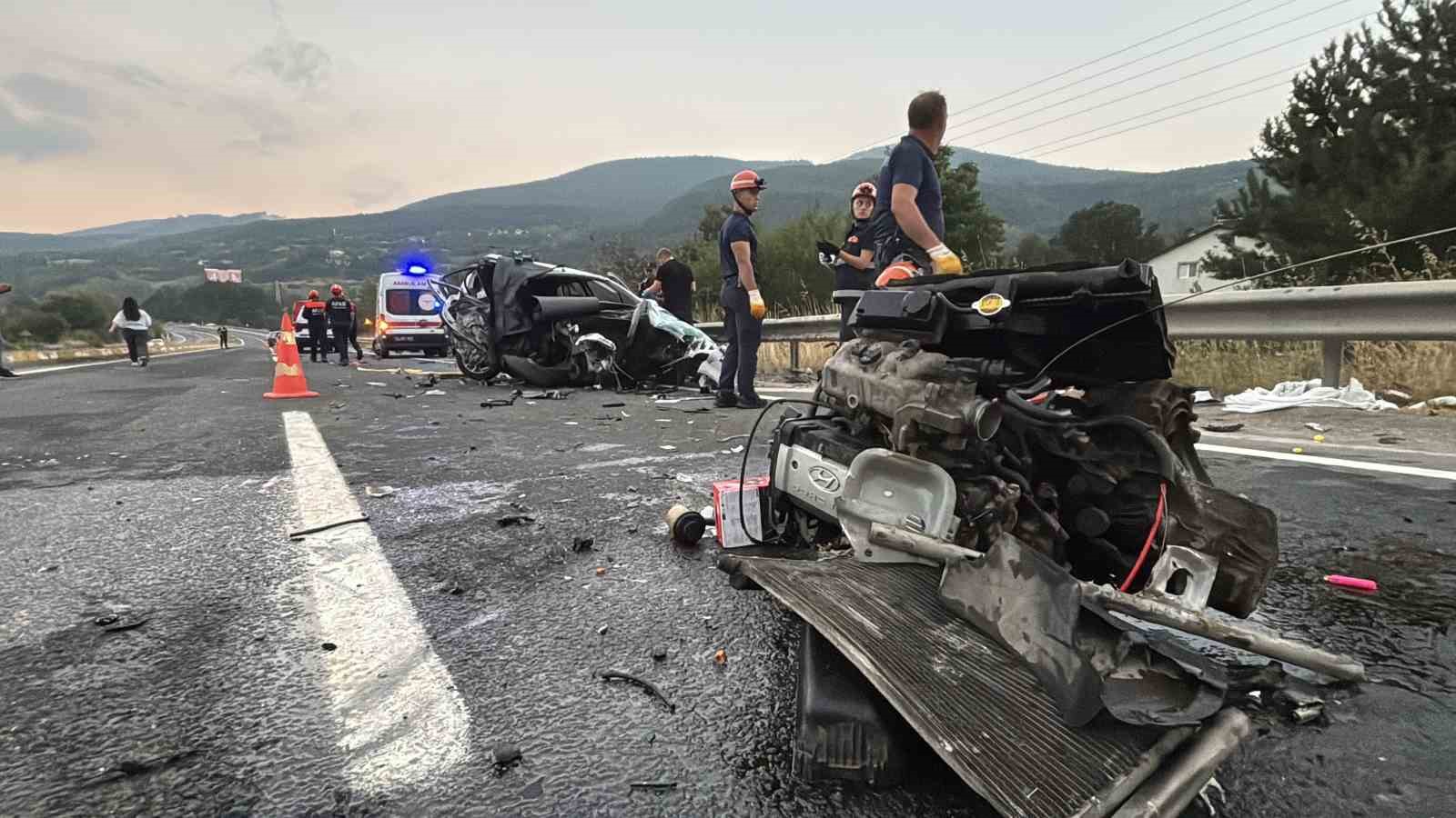 Bolu D-100’de iki otomobil kafa kafaya çarpıştı: 1 ölü, 2 yaralı