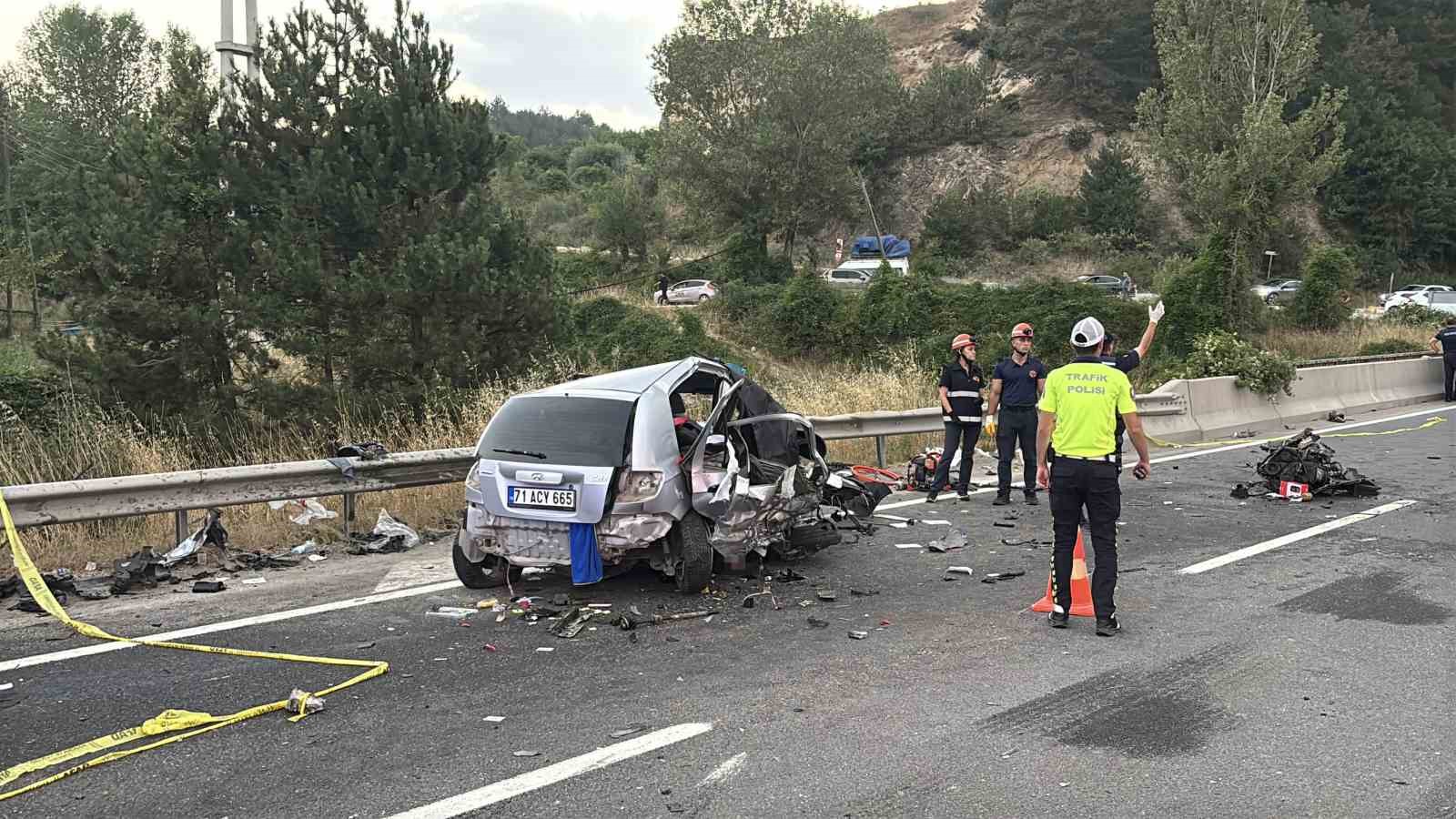 Bolu D-100’de iki otomobil kafa kafaya çarpıştı: 1 ölü, 2 yaralı