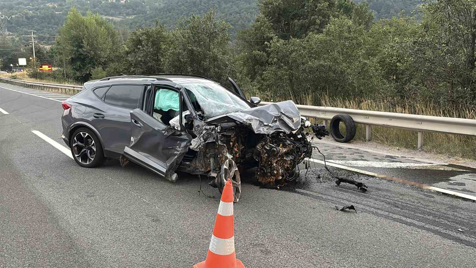 Bolu D-100’de iki otomobil kafa kafaya çarpıştı: 1 ölü, 2 yaralı