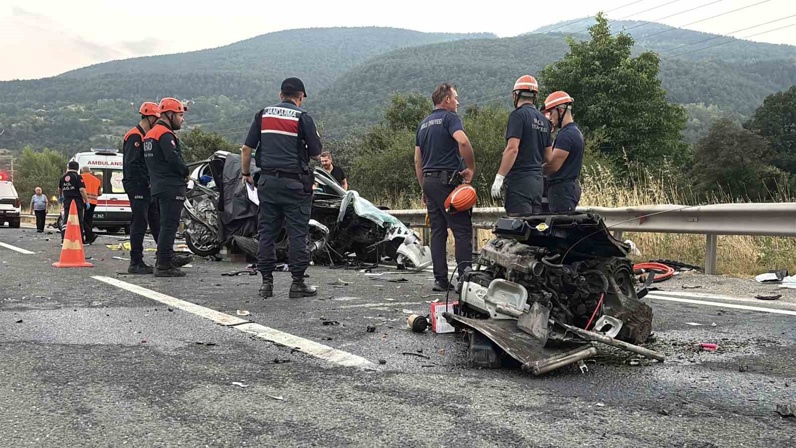 Bolu D-100’de iki otomobil kafa kafaya çarpıştı: 1 ölü, 2 yaralı