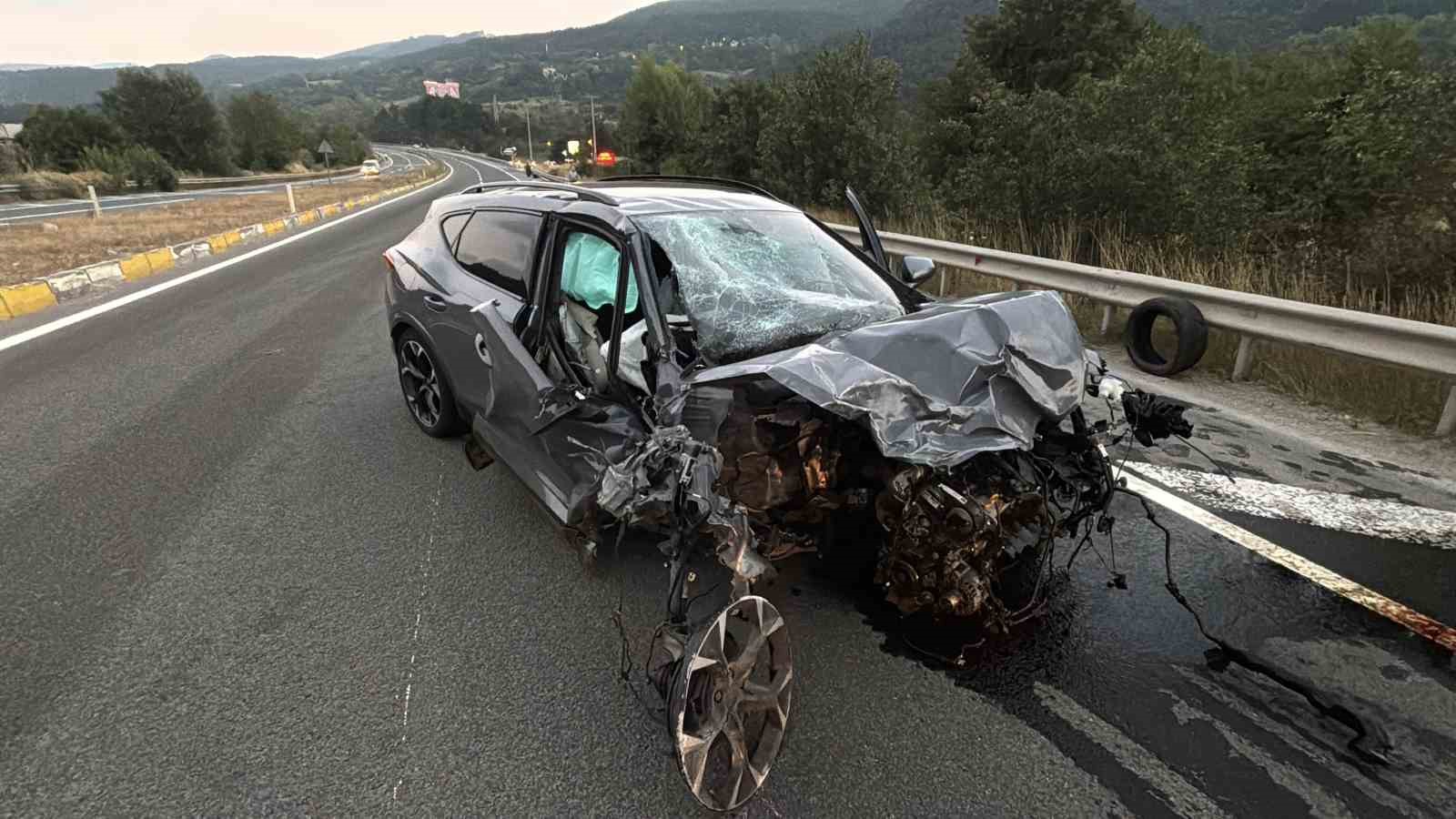 Bolu D-100’de iki otomobil kafa kafaya çarpıştı: 1 ölü, 2 yaralı