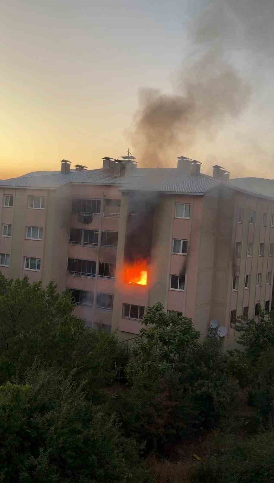 Bingöl’de 16 dairelik bina alevlere teslim oldu: Mahsur kalanları itfaiye merdivenle kurtardı