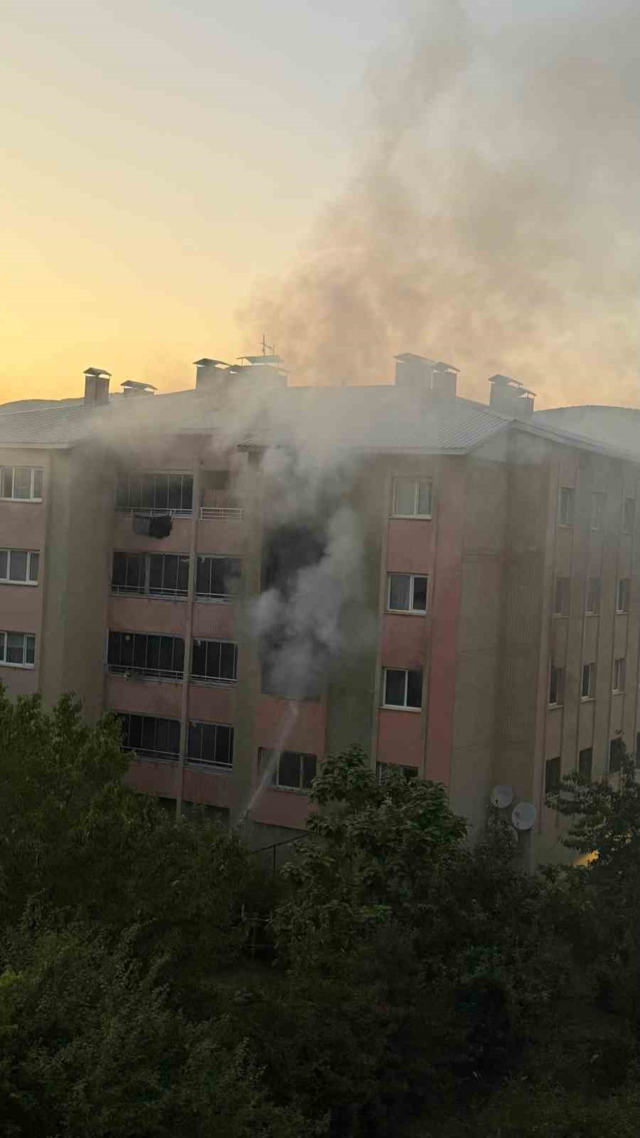 Bingöl’de 16 dairelik bina alevlere teslim oldu: Mahsur kalanları itfaiye merdivenle kurtardı