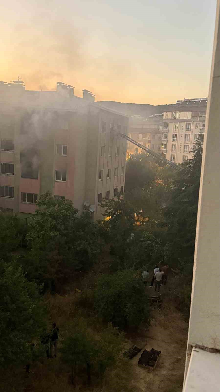 Bingöl’de 16 dairelik bina alevlere teslim oldu: Mahsur kalanları itfaiye merdivenle kurtardı