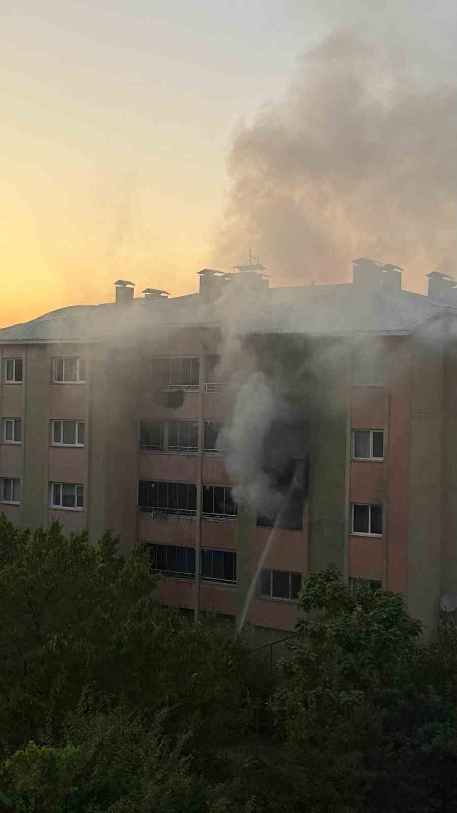 Bingöl’de 16 dairelik bina alevlere teslim oldu: Mahsur kalanları itfaiye merdivenle kurtardı