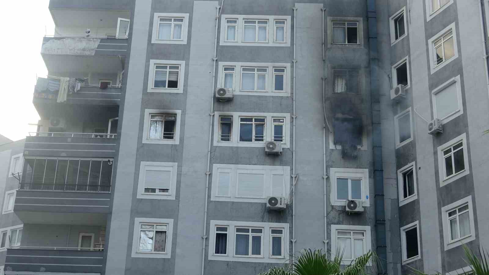 Apartmanda yangın paniği: 5 kişi dumandan etkilendi