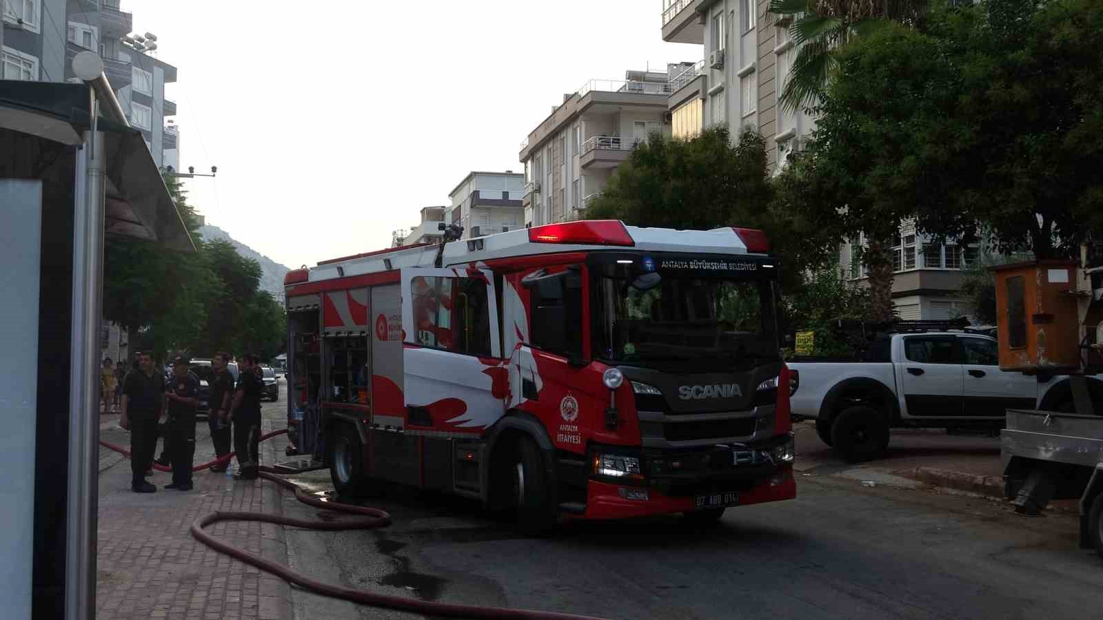 Apartmanda yangın paniği: 5 kişi dumandan etkilendi
