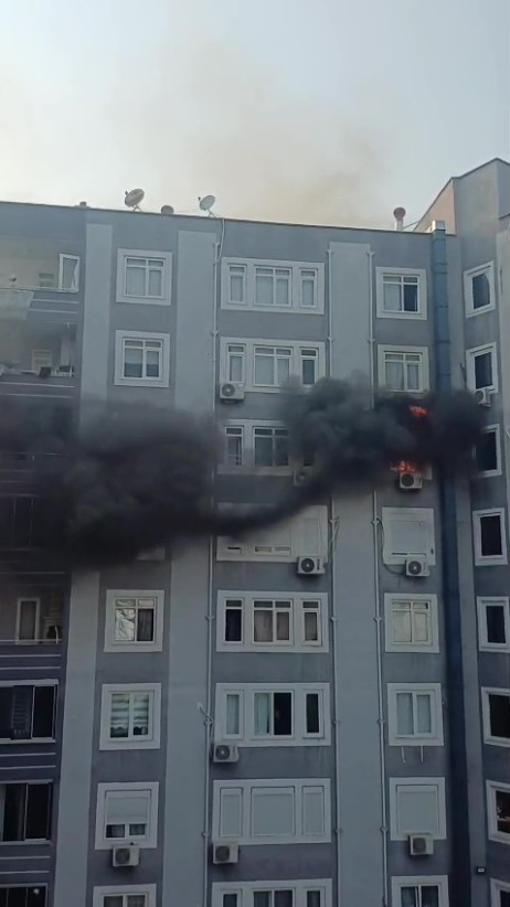 Apartmanda yangın paniği: 5 kişi dumandan etkilendi