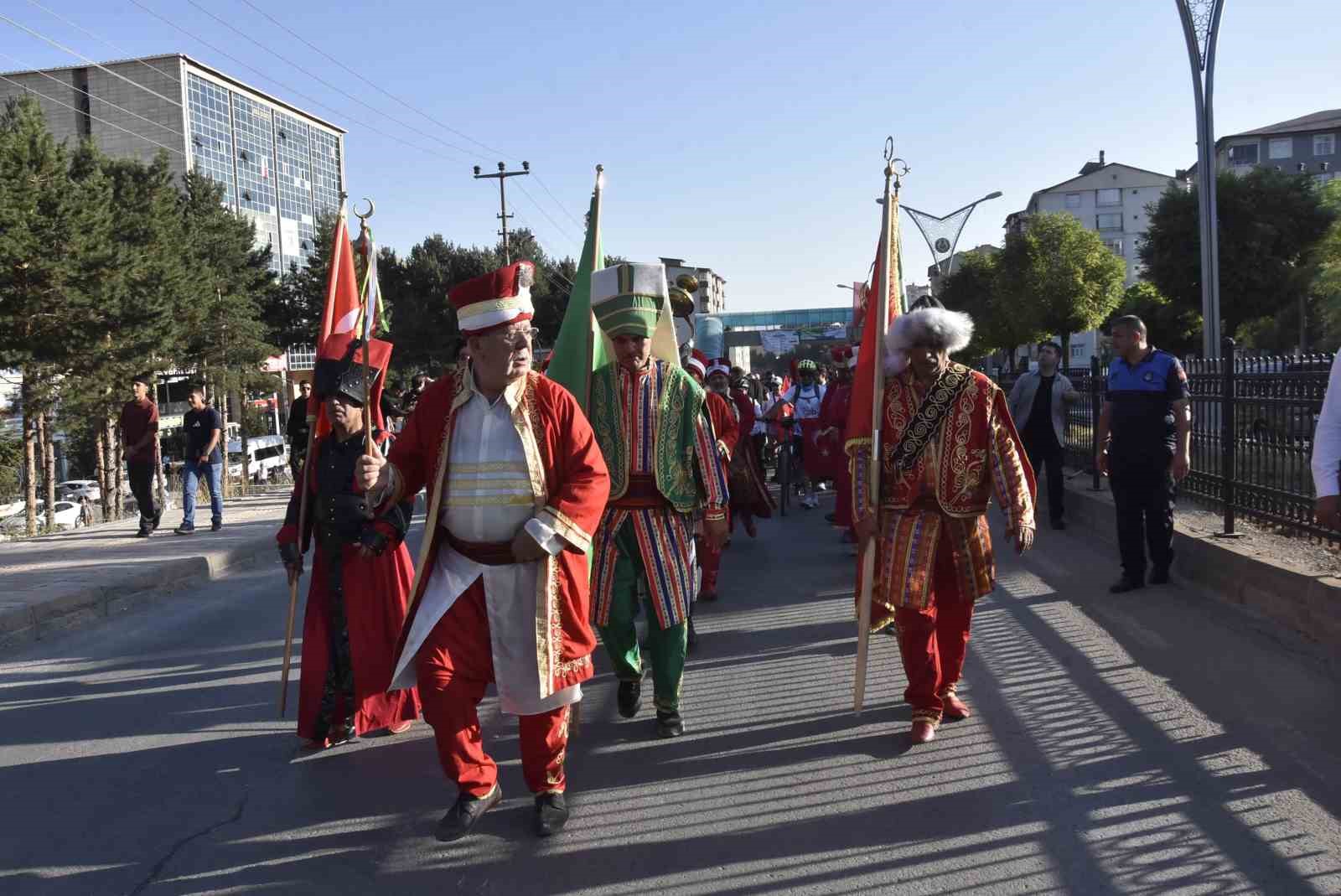 Bitlis’in kurtuluşunun 110. yılı coşkusu kortej yürüyüşüyle başladı