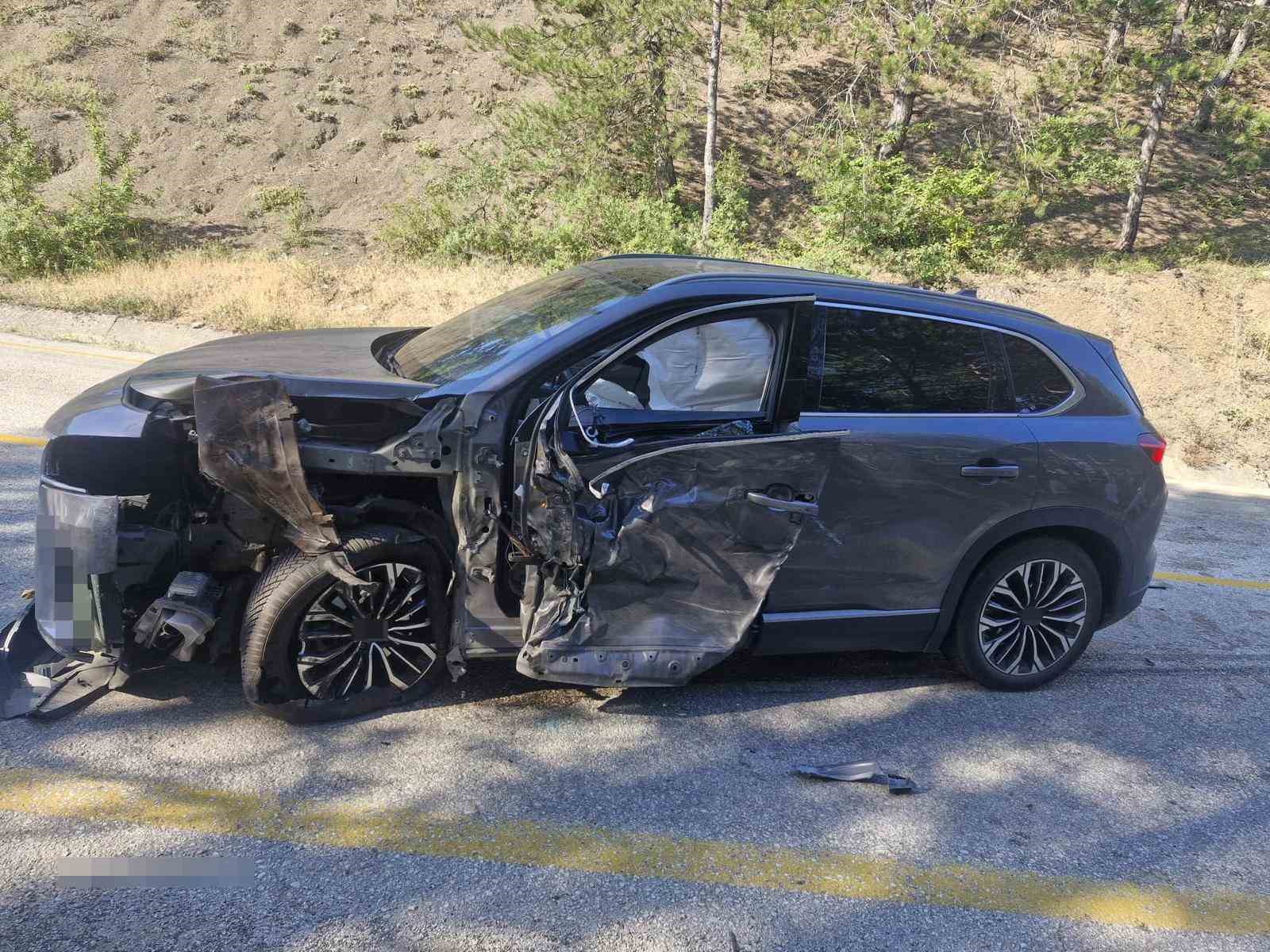 Karşı şeride savrulan dorse otomobile çarptı: 4 yaralı