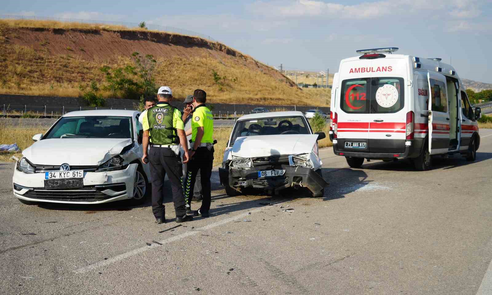 Kırıkkale’de iki otomobil kafa kafaya çarpıştı: 5 yaralı
