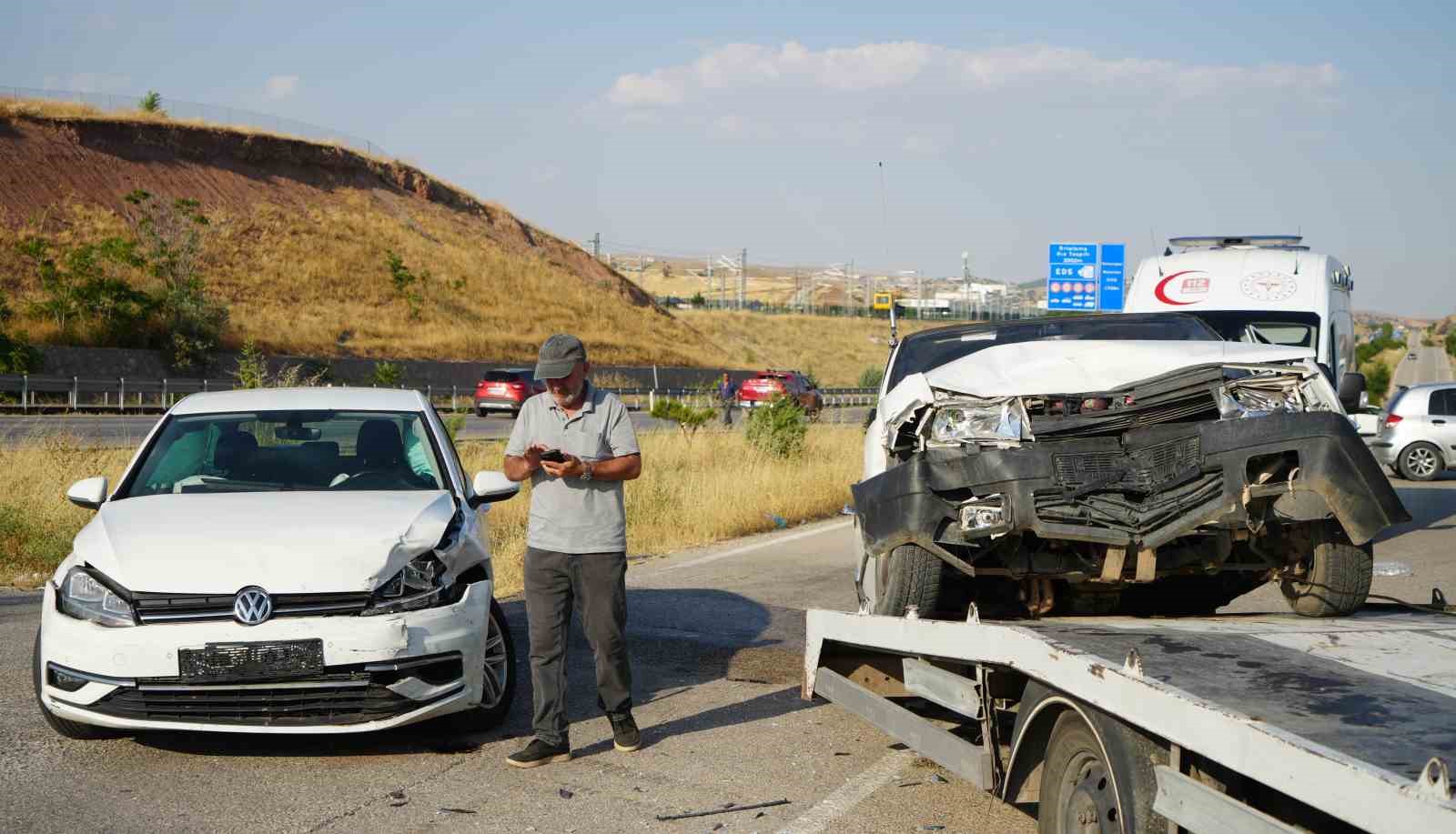 Kırıkkale’de iki otomobil kafa kafaya çarpıştı: 5 yaralı